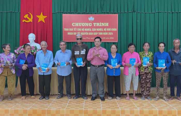 Sóc Trăng: Ủy ban MTTQ Việt Nam tỉnh  trao quà Tết cho người dân xã Hưng Phú, huyện Mỹ Tú  